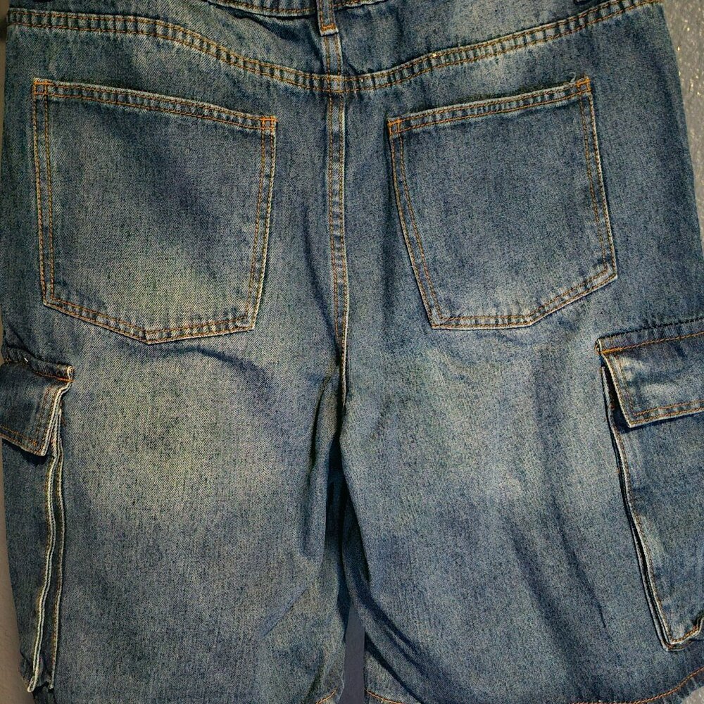 Shorts - Picture 2 of 3
